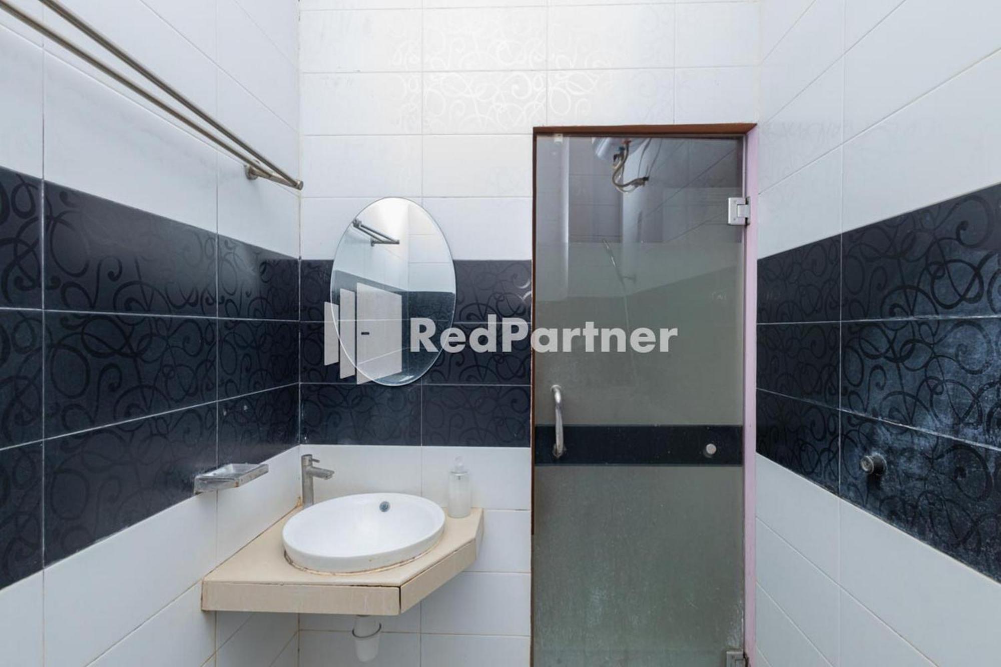 Star Hotel Jaksa Mitra Reddoorz Jakarta Buitenkant foto